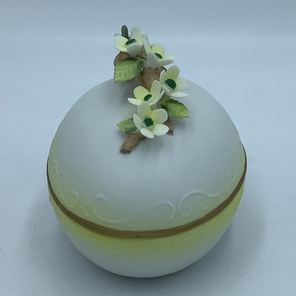 Vintage 1983 Lefton Hand Painted Bisque Porcelain Egg Trinket Box - Picture 2 of 8